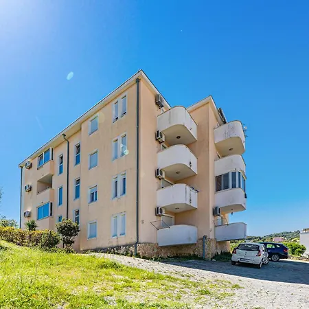 1 Bedroom Stunning In Okrug Gornji Traù