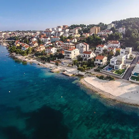 1 Bedroom Stunning In Okrug Gornji Appartamento